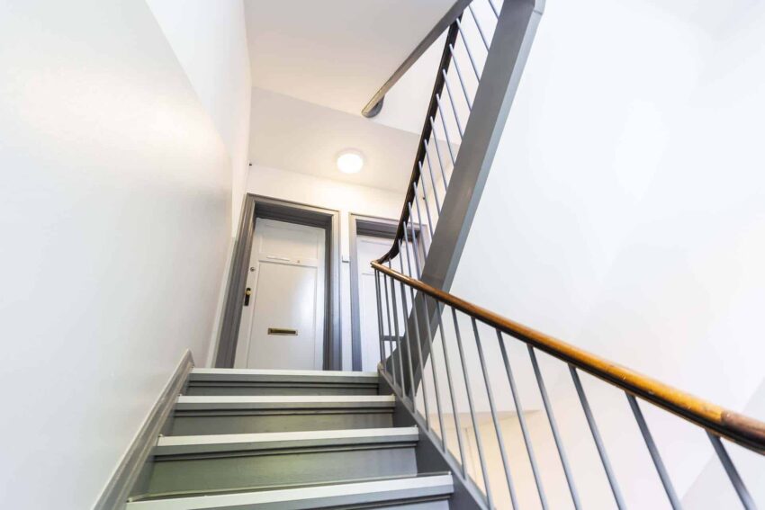 Mal, slib eller udskift? De bedste metoder til trapperenovering